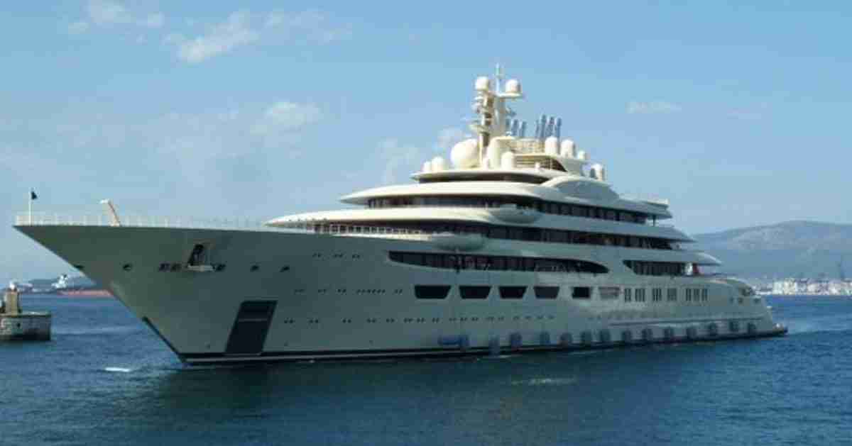 Megaiate de luxo Dilbar, que é o maior navio e está avaliado em US$ 606 milhões. Foto: Reprodução/ Youtube