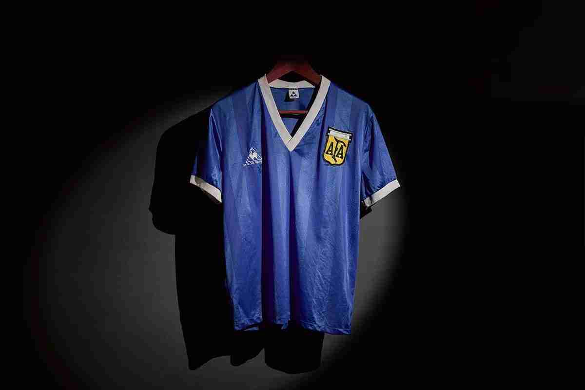 Camiseta de Diego Maradona do emblemático jogo do gol “Mão de Deus’ está à venda. Fotos: Divulgação/ Sotheby’s
