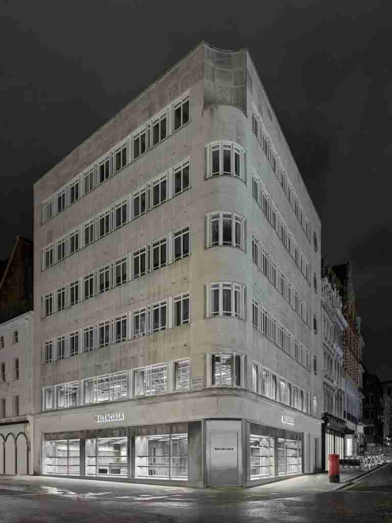 Balenciaga abre loja com conceito ‘abandonado’. Conheça o estilo Raw Architecture da grife!