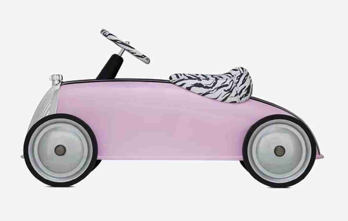 A francesa Yves Saint Laurent está inovando com lançamento de carro de brinquedo de luxo. Fotos: Divulgação/ Yves Saint Laurent