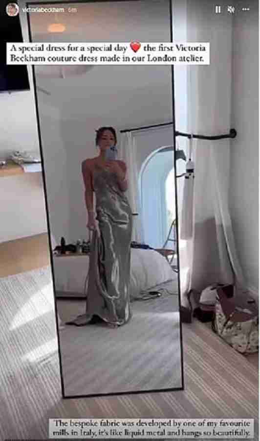 Victoria Beckham usa vestido de seda prata criado por ela no casamento do filho. Veja fotos!
