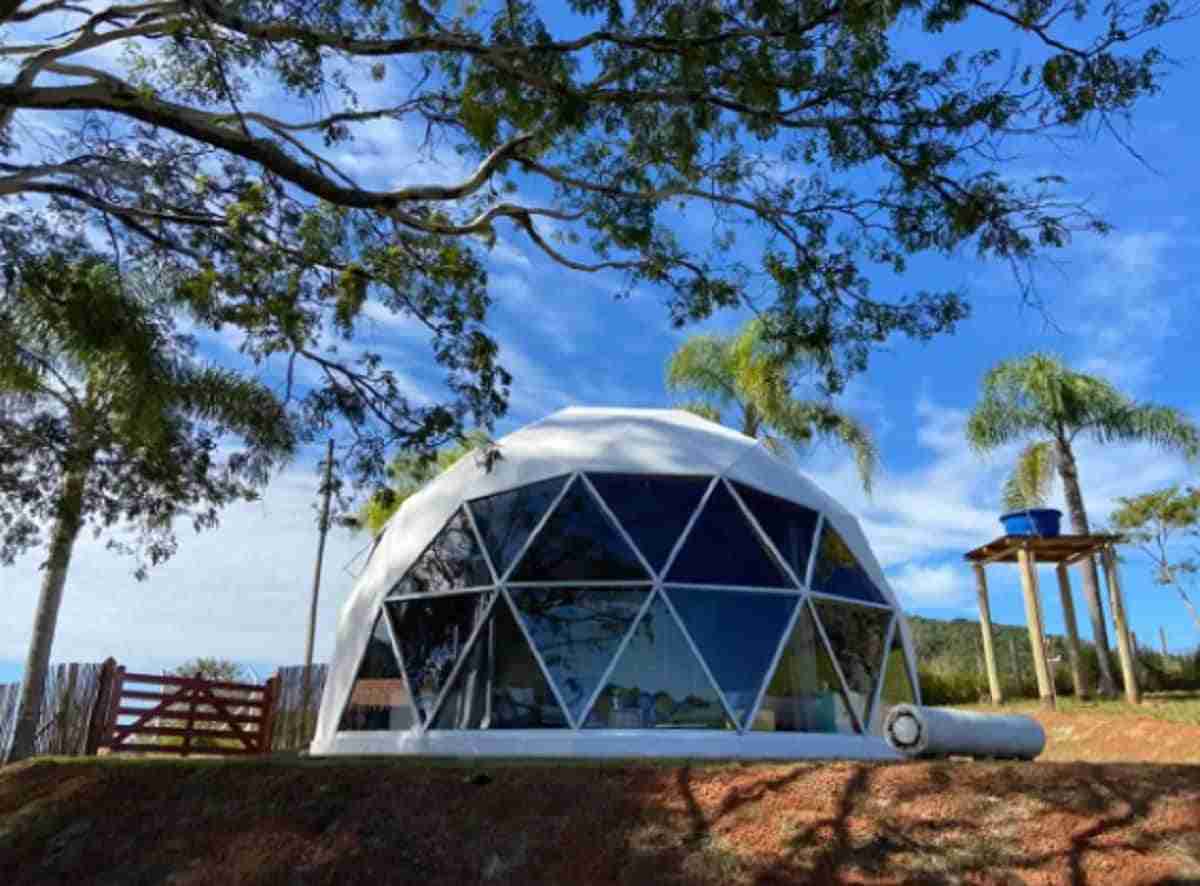 Domo geodésico: cúpula é hospedagem que valoriza contato com a natureza no interior de São Paulo. Veja fotos!