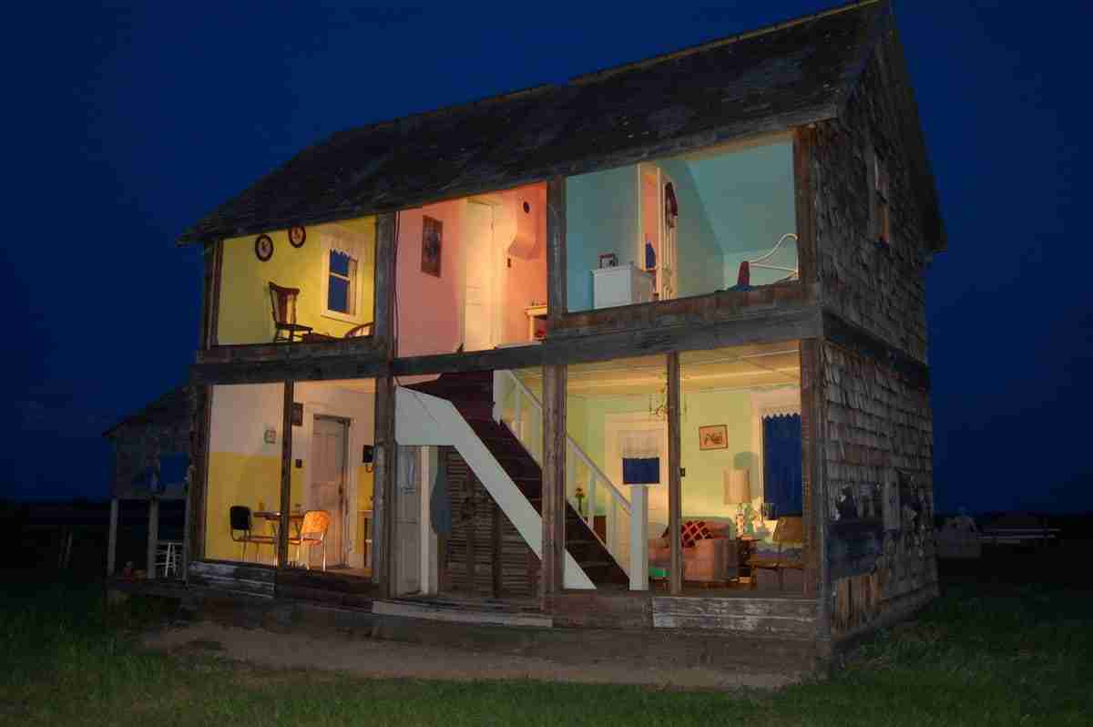 Uma casa de fazenda abandonada é reformada e incendiada propositalmente. Veja fotos!