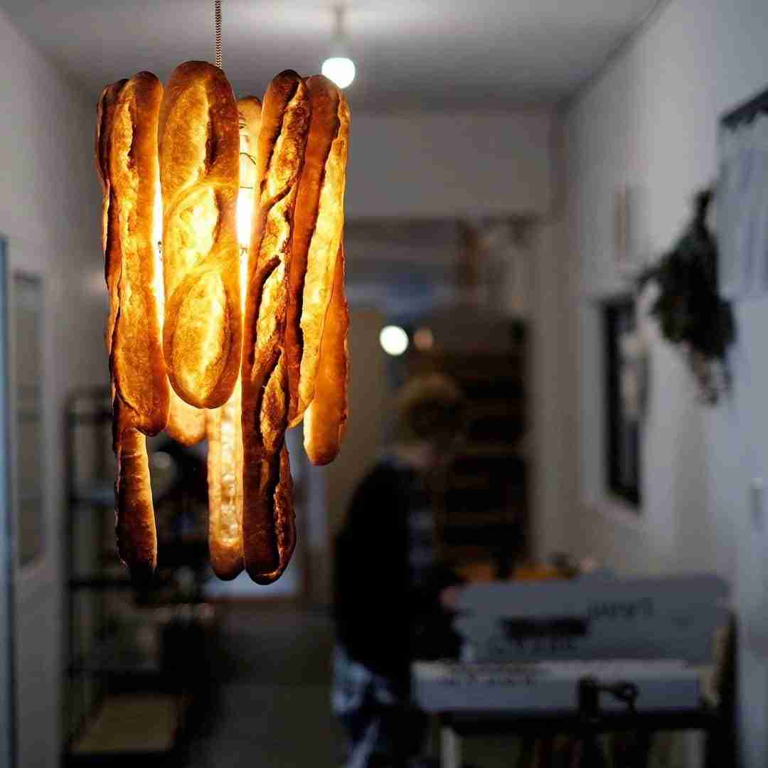 Artista cria luminárias e pendentes feitos de pães de verdade. Conheça a técnica e confira imagens!
