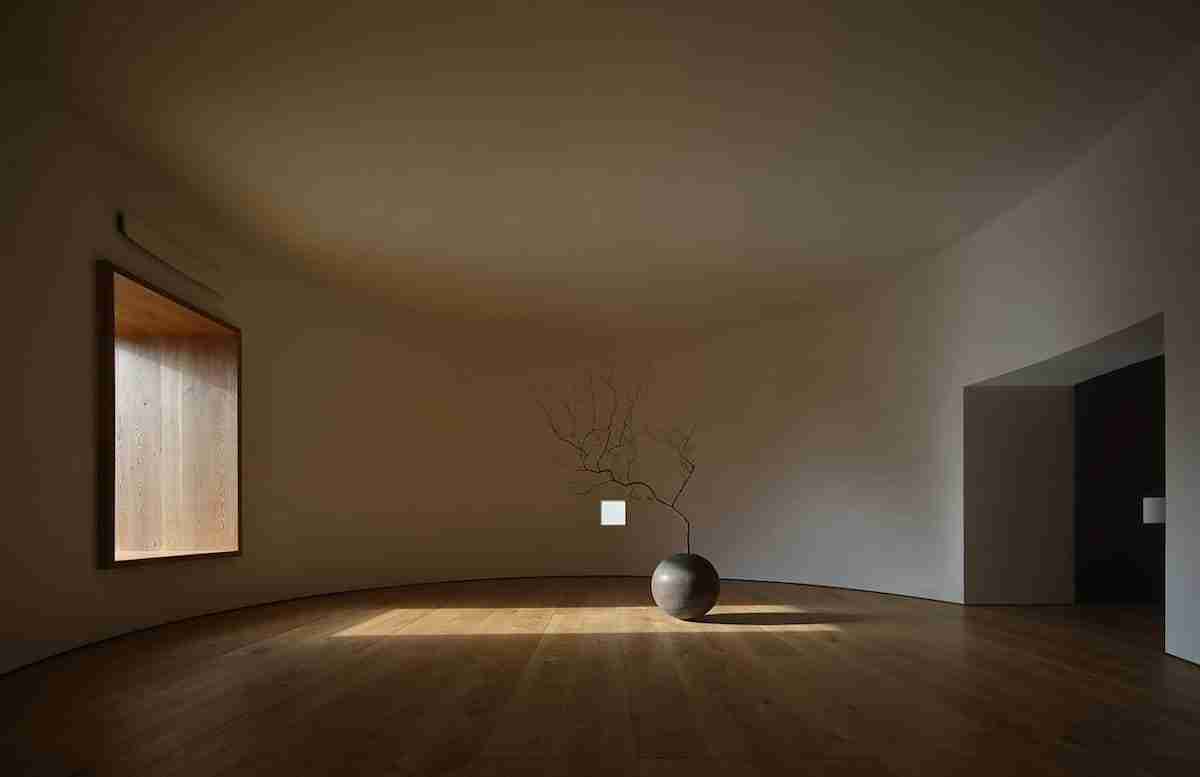 Fábrica de cimento na China é transformada em casa de chá e centro zen. Veja décor minimalista!