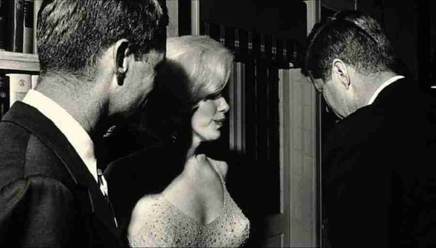 Marilyn Monroe com Robert Kennedy (esquerda) e John Kennedy na noite da festa de aniversário deste último em 1962.