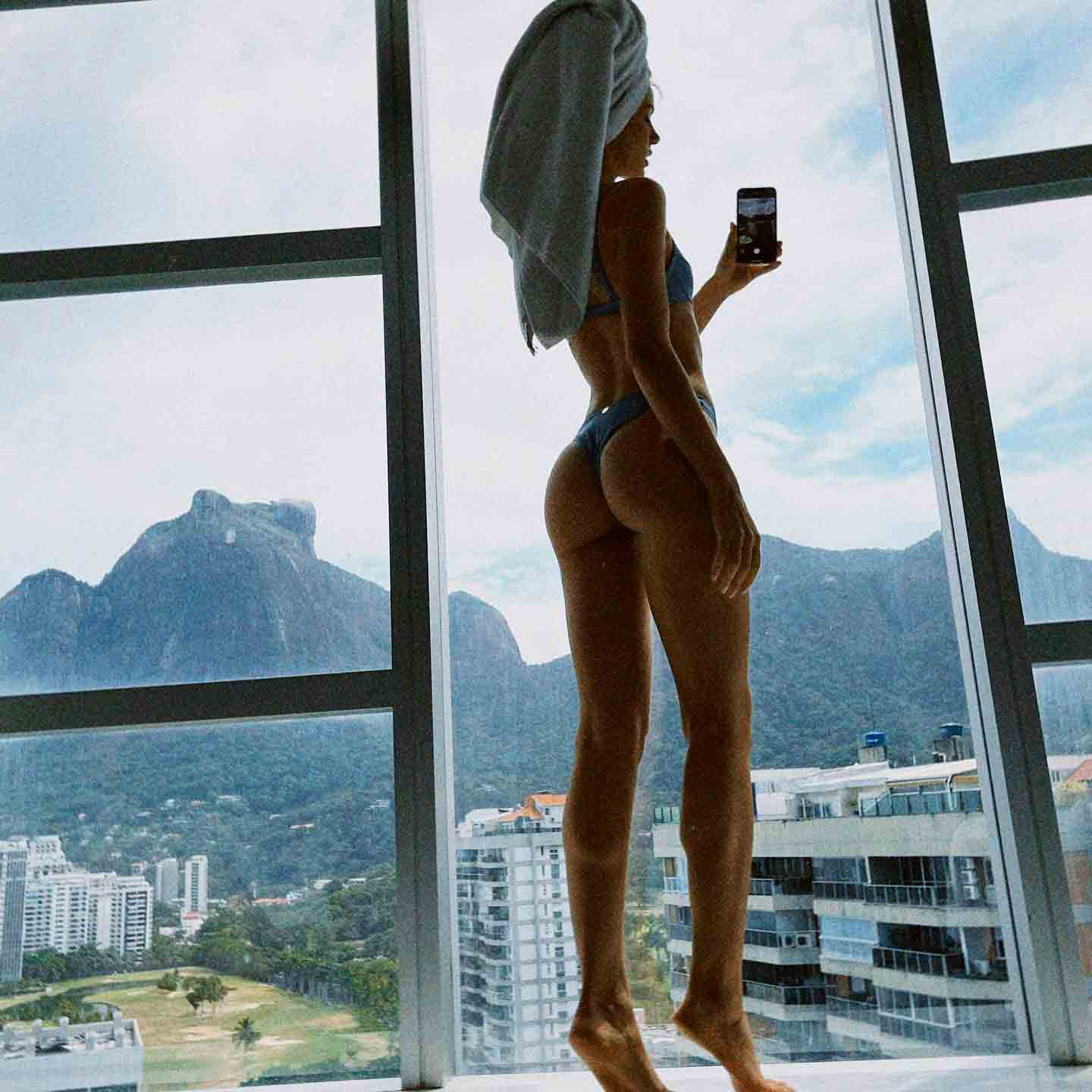 Camila Queiroz causa na web ao posar de lingerie mostrando o bumbum (Foto: Reprodução/Instagram)