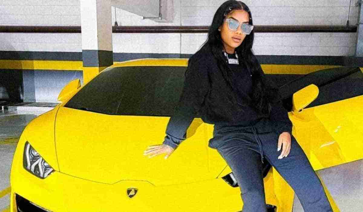 Ludmilla posa ostentando com Lamborghini avaliada em R$ 3 milhões (Foto: Reprodução/Instagram)