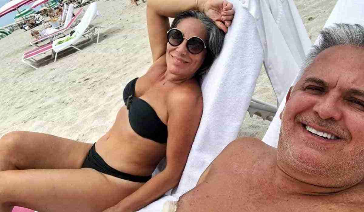 Glória Pires posa ao lado de Orlando Morais na praia: ‘amor, sol e mar’ (Foto: Reprodução/Instagram)