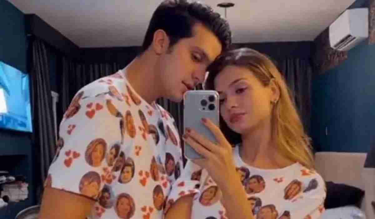 Luan Santana e namorada combinam pijama com estampa de seus rostos (Foto: Reprodução/Instagram)