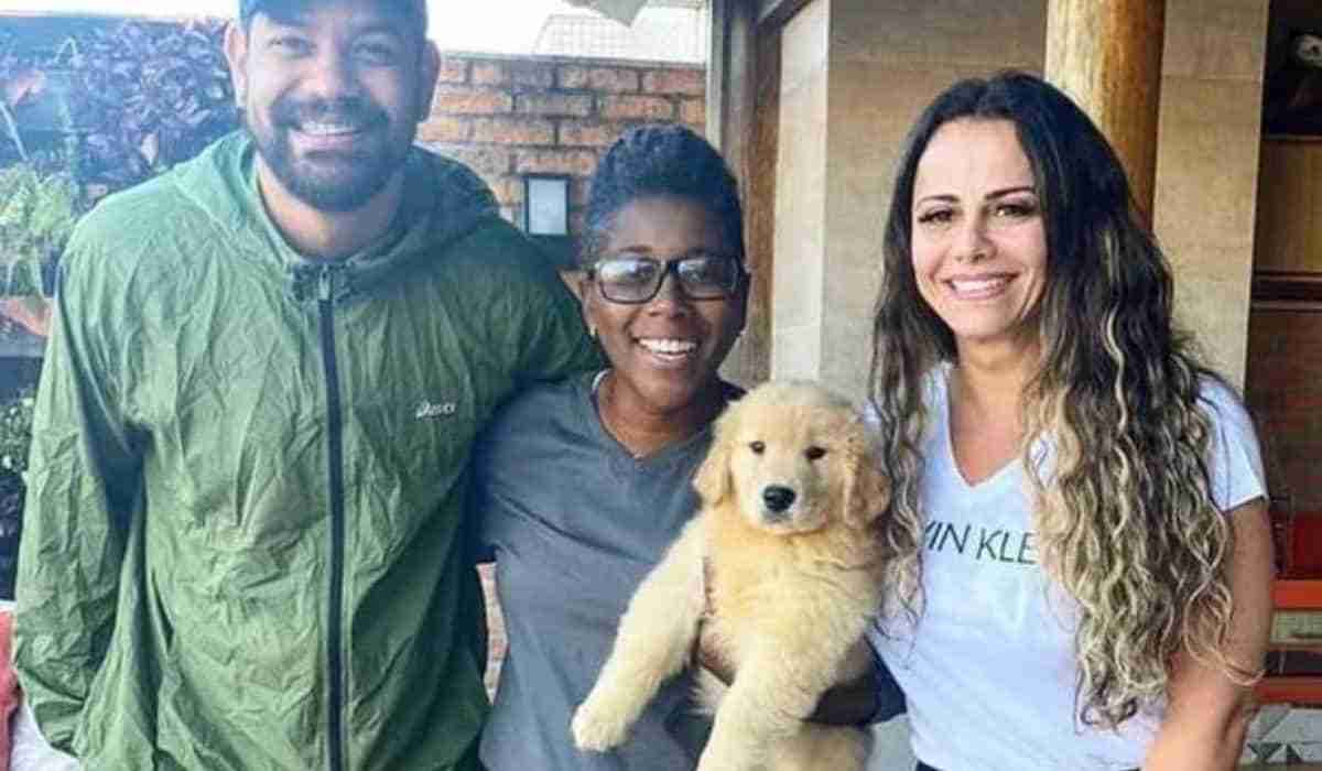 Cão de Viviane Araújo recebe adestramento para chegada de bebê (Foto: Reprodução/Instagram)