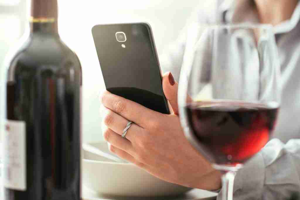 Restaurante dá desconto para cliente que trancar celular em gaiola; entenda