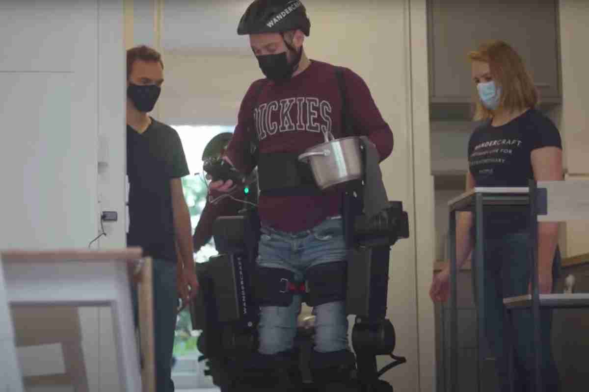 Empresa francesa cria “exoesqueleto” para que cadeirantes voltem a andar