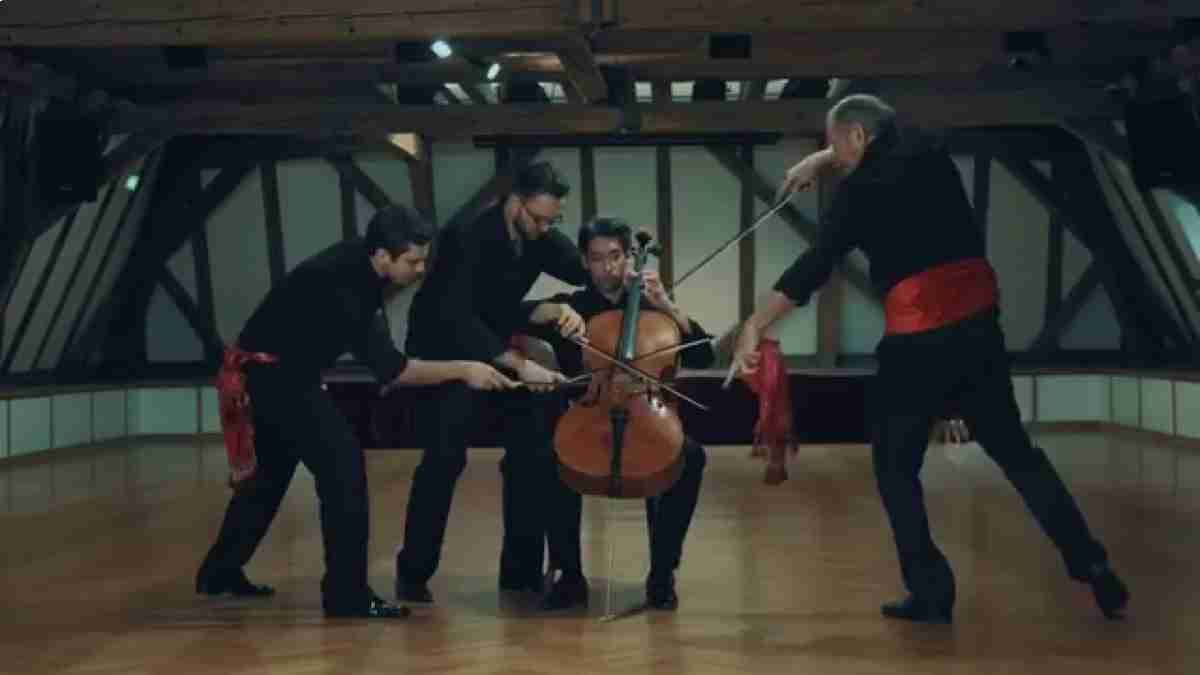 Assista quatro violoncelistas tocarem o Bolero de Ravel usando apenas um instrumento