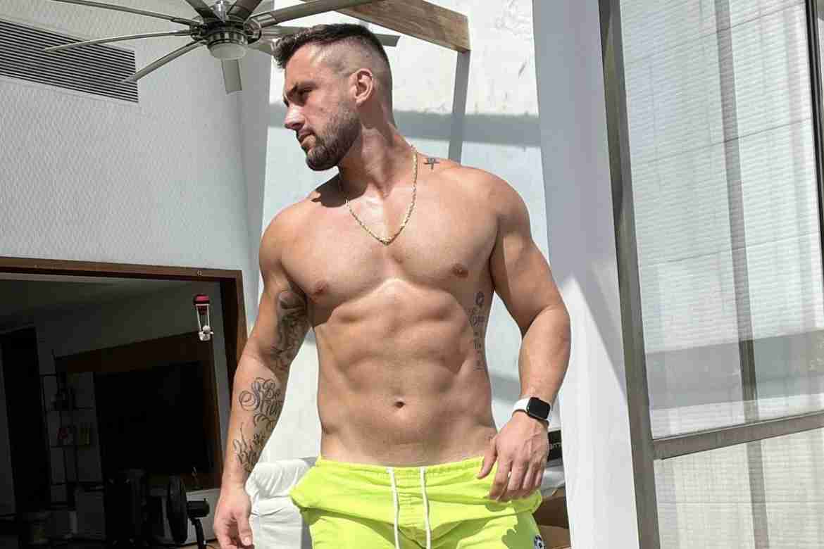 Arthur Picoli posta clique sem camisa após críticas pelo corpo: “Pelo menos a luz ajuda” (Foto: Reprodução/Instagram)