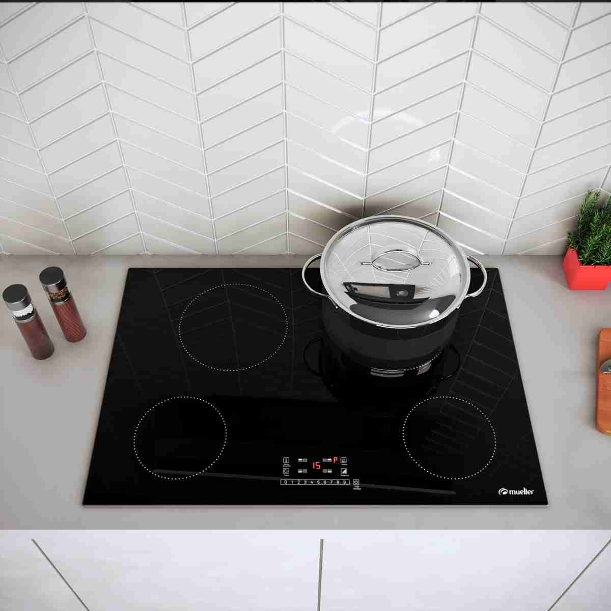 Na hora de escolher as panelas para o cooktop de indução, uma dica rápida é tentar conectar um ímã ao fundo da panela. Caso ele grude na superfície, a panela pode ser usada no cooktop de indução! | Foto: Divulgação Mueller