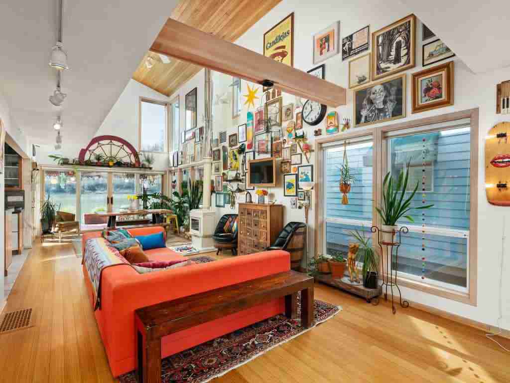 Casa-barco com decoração colorida está à venda por R$ 2.8 milhões. Veja fotos!