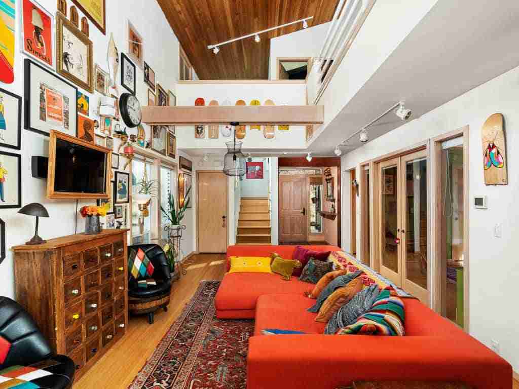 Casa-barco com decoração colorida está à venda por R$ 2.8 milhões. Veja fotos!