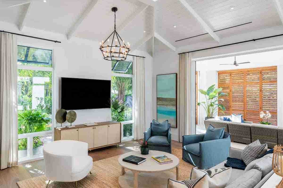 Guia fácil para adotar o estilo praiano (ou costeiro) no design de interior da sua casa