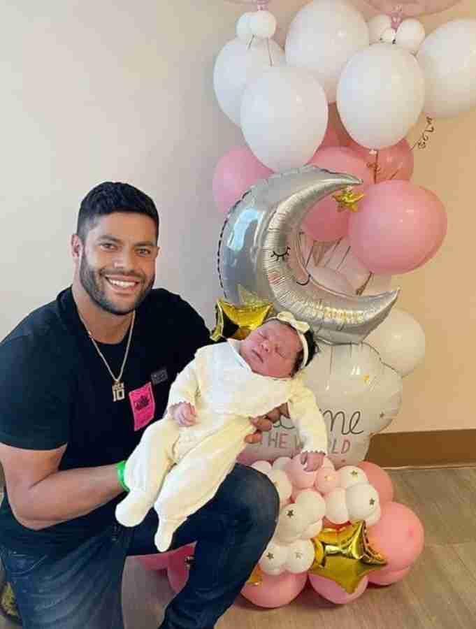 Hulk passeia com a filha recém-nascida Zaya em carrinho luxuoso de R$ 22 mil