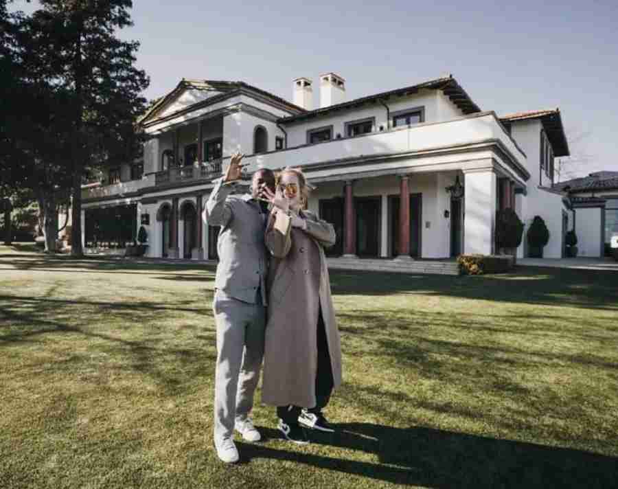 Adele e o namorado posam na mansão que era de Sylvester Stallone. Fotos: Reprodução/ Twitter