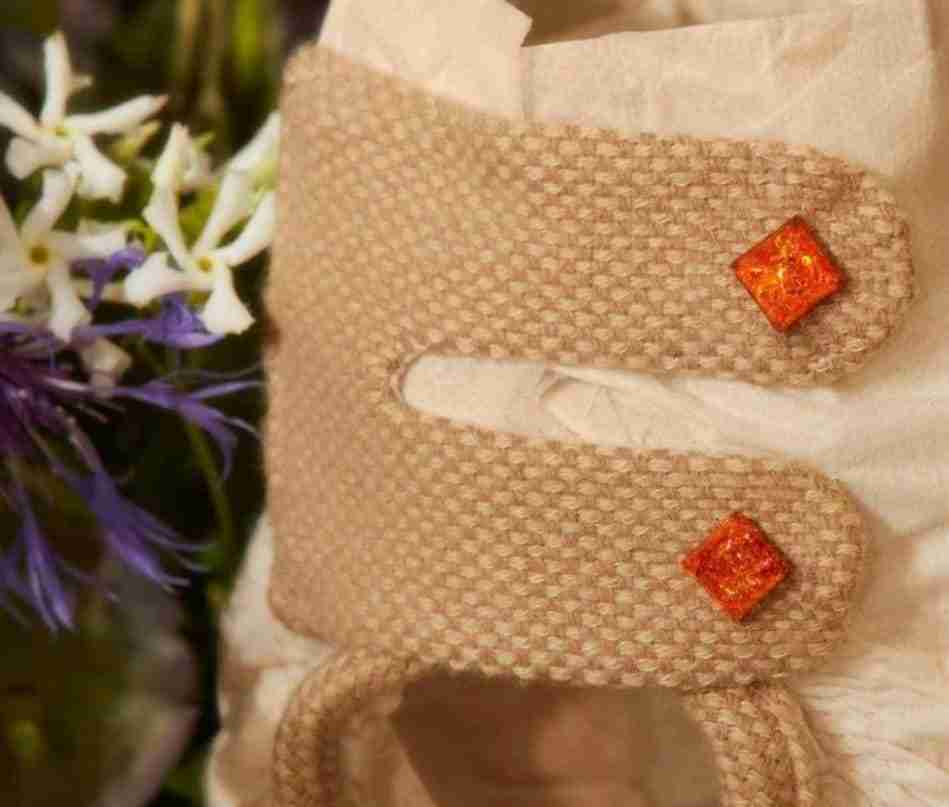 Gwyneth Paltrow lança fralda de luxo cravejada de pedras preciosas por R$ 620