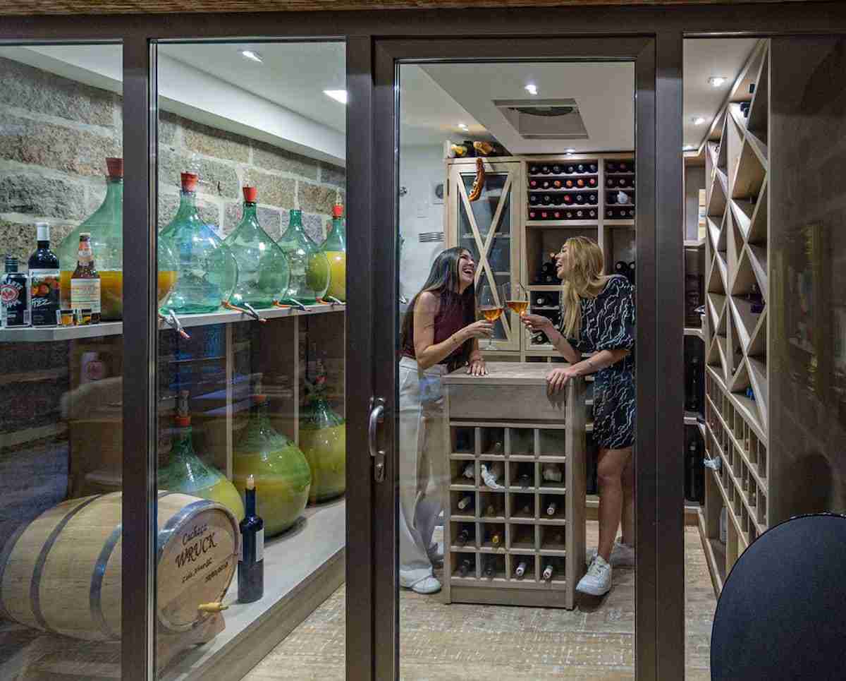 Adega climatizada ajuda a manter a qualidade do vinho. Fotos: Divulgação/ Weiku do Brasil