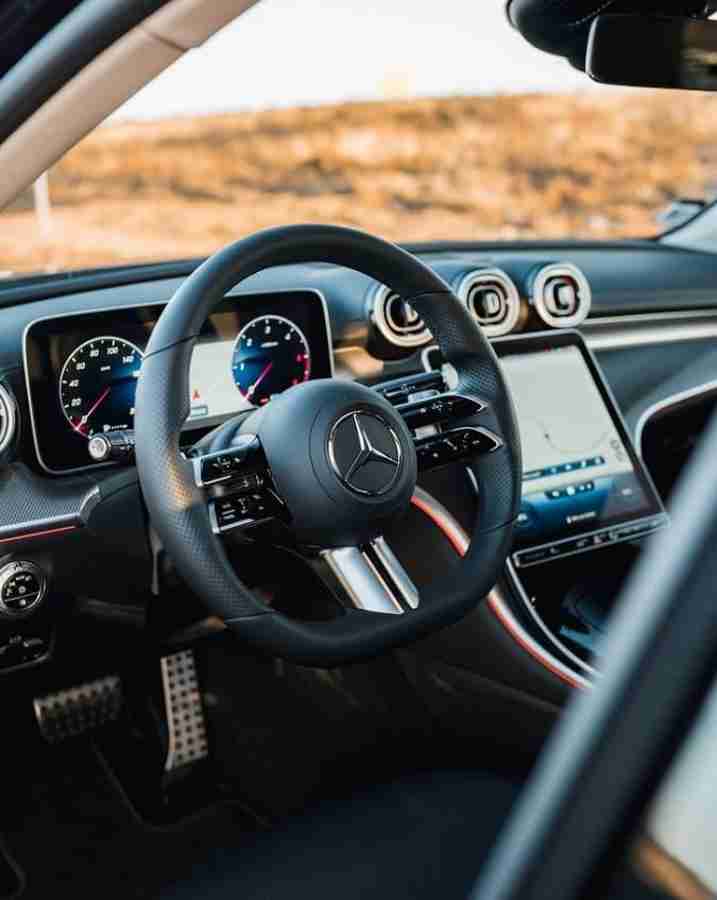 A Mercedes-Benz pretende aumentar a participação de vendas de seus veículos premium. Fotos: Reprodução/ Instagram