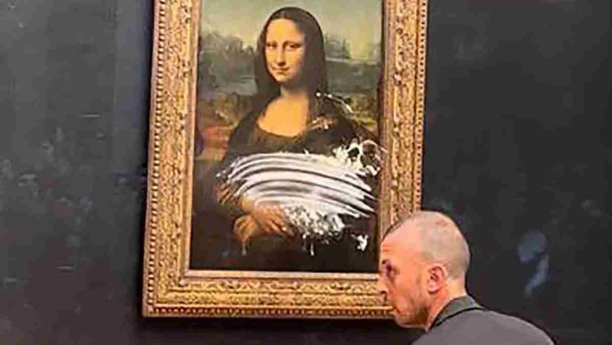 Assista: Homem disfarçado de mulher em cadeira de rodas ataca Mona Lisa com bolo