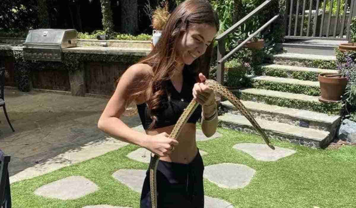 Giulia Be posa segurando cobra que encontrou no jardim de casa (Foto: Reprodução/Instagram)