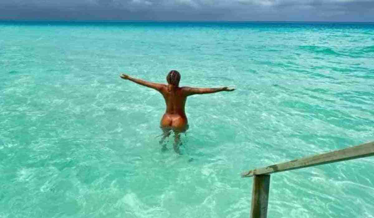 Ludmilla posa nua no mar durante viagem para as Ilhas Maldivas (Foto: Reprodução/Instagram)