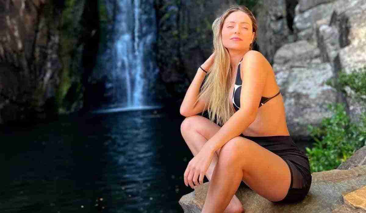 Paula Sperling posa renovando as energias em cachoeira: ‘lugar incrível’ (Foto: Reprodução/Instagram)