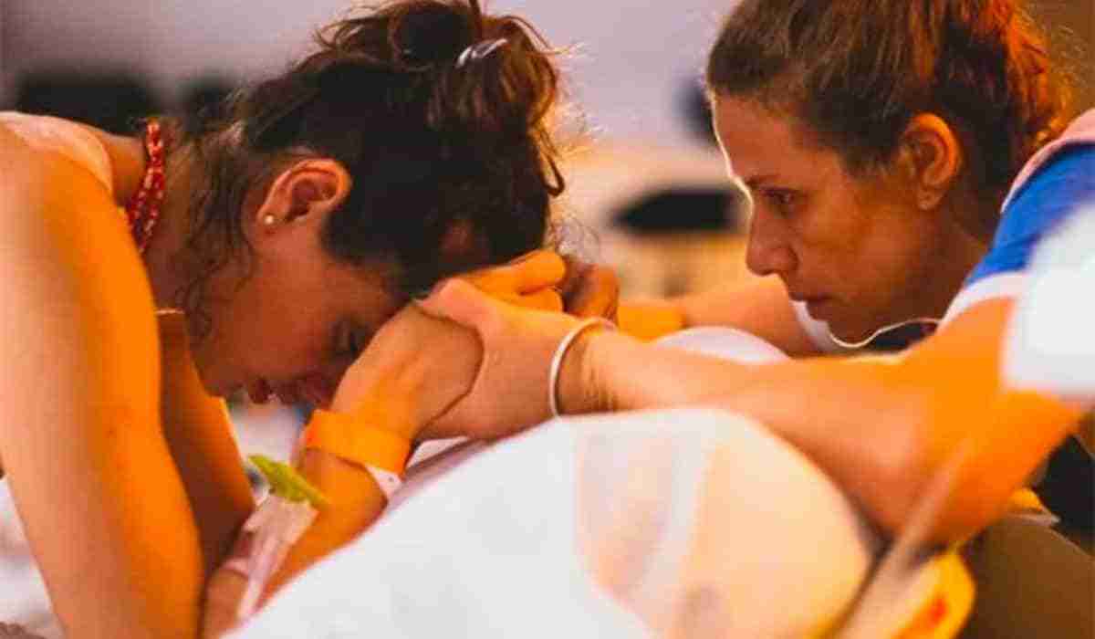 Laura Neiva exibe cliques inéditos do parto ao lado de sua mãe (Foto: Reprodução/Instagram)