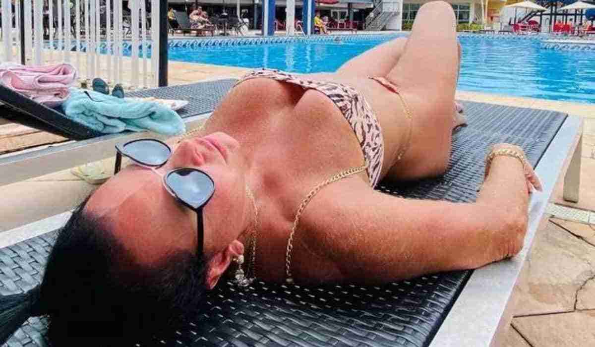 Gretchen posa de biquíni curtindo piscina: ‘relaxando’ (Foto: Reprodução/Instagram)