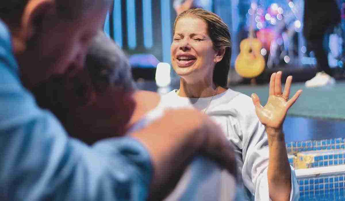 Karina Bacchi se emociona ao ser batizada em igreja evangélica (Foto: Reprodução/Instagram)