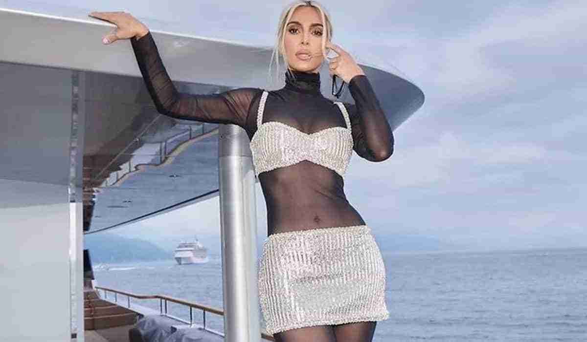 Kim Kardashian curte passeio de iate com look transparente (Foto: Reprodução/Instagram)