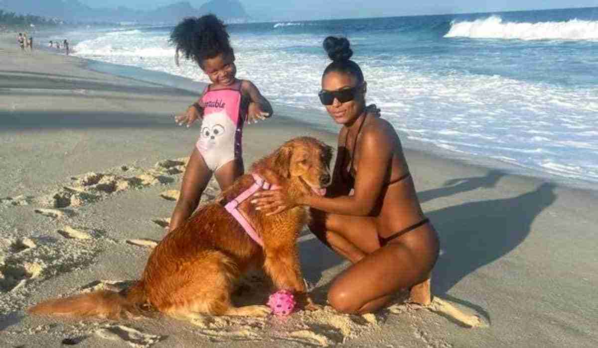 MC Rebecca curte dia na praia ao lado da filha: ‘eu e ela’ (Foto: Reprodução/Instagram)