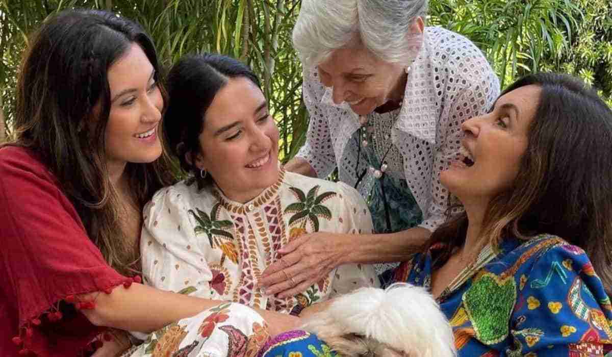 Fátima Bernardes posa sorridente em clique com a mãe e as filhas (Foto: Reprodução/Instagram)
