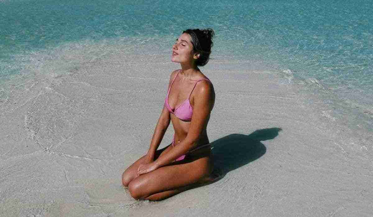 Sasha Meneghel posa nas águas cristalinas das Ilhas Maldivas: ‘azul’ (Foto: Reprodução/Instagram)