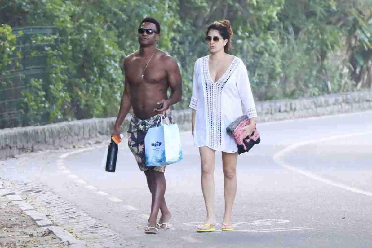David Junior aproveita dia de praia com namorada no Rio (Foto: Fabricio Pioyani/AgNews)