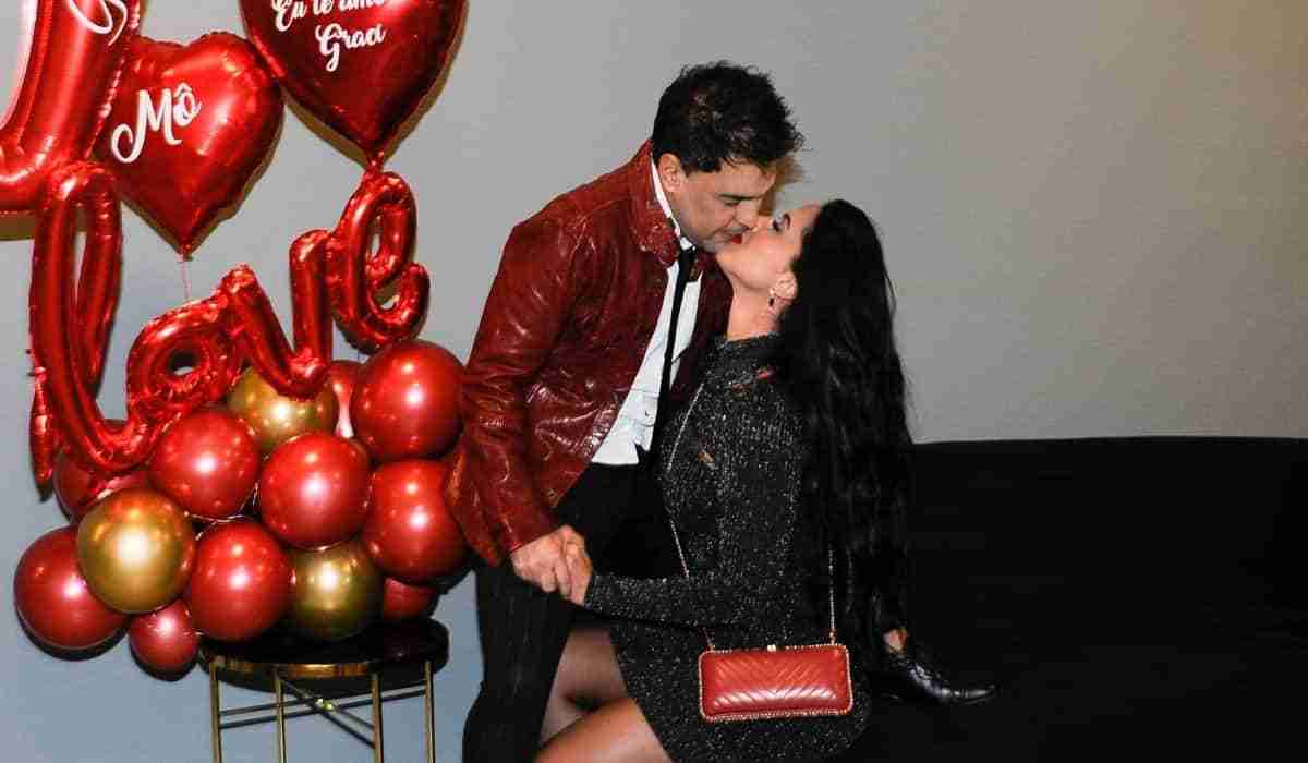 Zezé Di Camargo posa aos beijos com Graciela Lacerda em show (Foto: Eduardo Martins/AgNews)