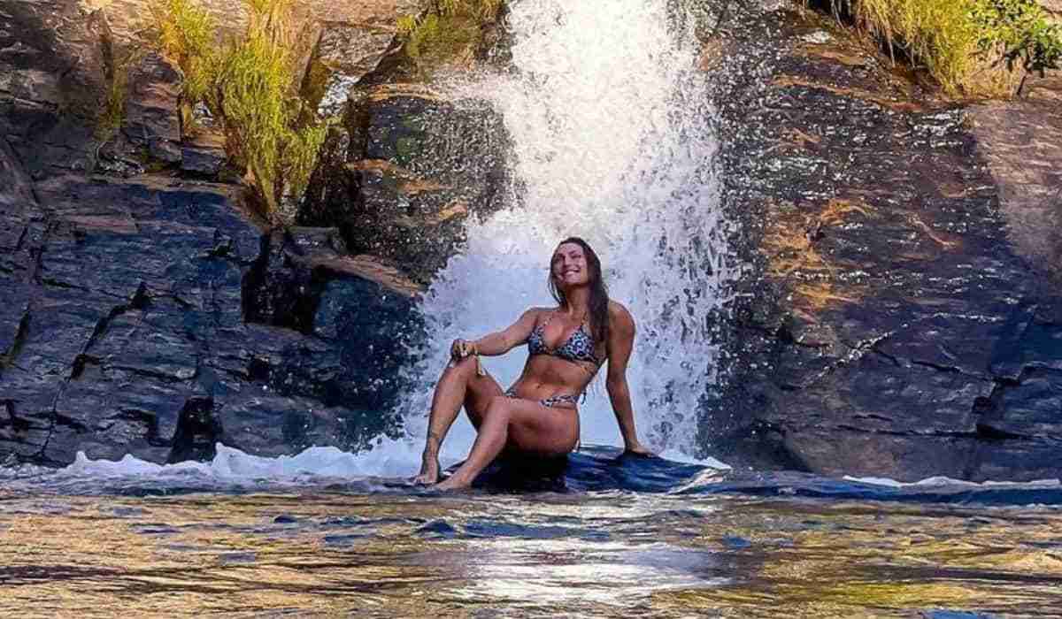 Sofia Starling curte banho de cachoeira: ‘chakras equilibrados’ (Foto: Reprodução/Instagram)