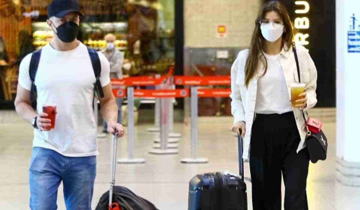 Camila Queiroz e Klebber Toledo são flagrados em aeroporto do Rio (Foto: Vitor Eduardo/AgNews)