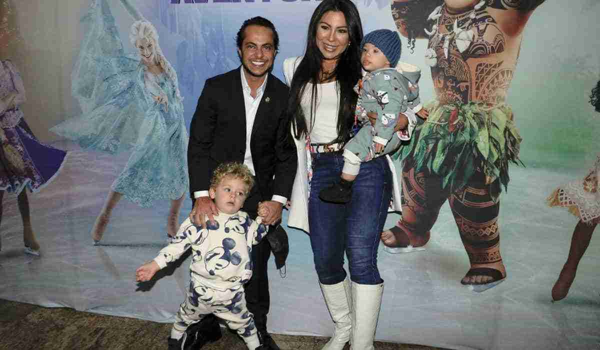 Andressa Ferreira e Thammy Miranda levam filho para show infantil em SP (Foto: Eduardo Martins/AgNews)