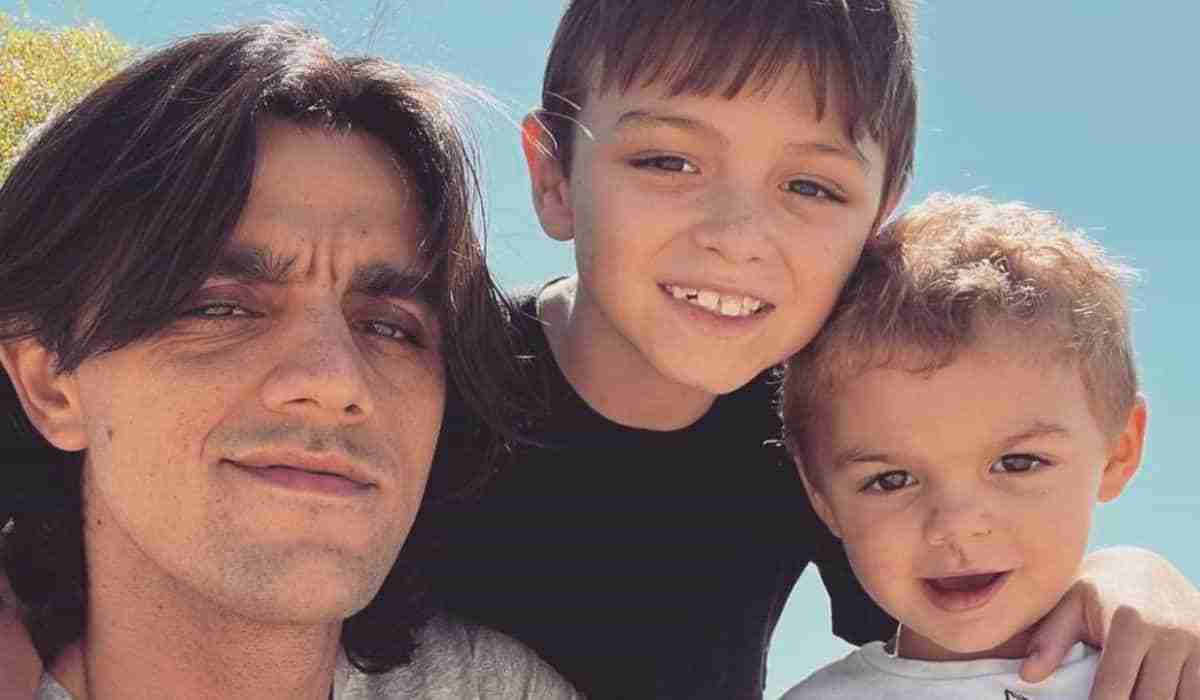 Felipe Simas posa ao lado dos filhos: ‘merecem nosso tempo, sem pressa’ (Foto: Reprodução/Instagram)