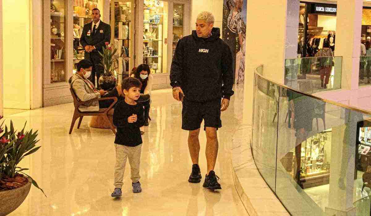 Filipe Ret passeia com o filho por shopping do Rio de Janeiro (Foto: Gabriel Rangel/AgNews)