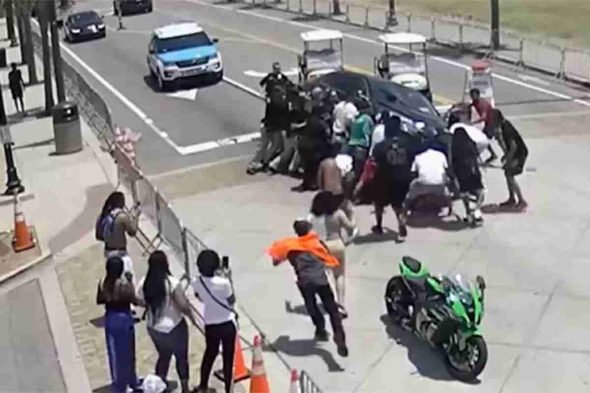 Pessoas se juntam para salvar vítima presa sob carro após acidente: assista ao vídeo