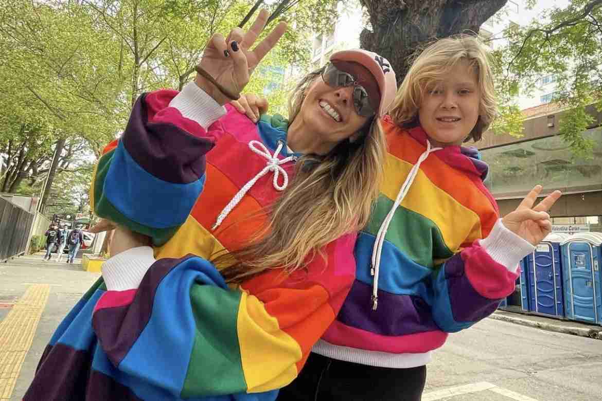 Adriane Galisteu leva filho a parada LGBTQIA+: “Amor é a única revolução verdadeira” (Foto: Reprodução/Instagram)