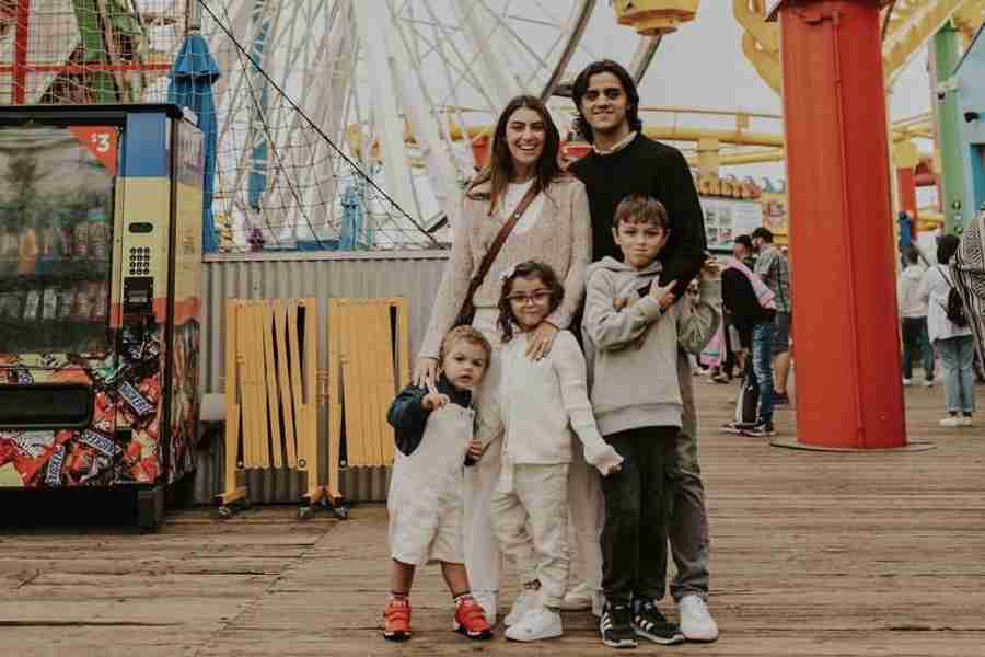 Felipe Simas posa com a família e se declara: “Encontrei meu propósito” (Foto: Reprodução/Instagram)