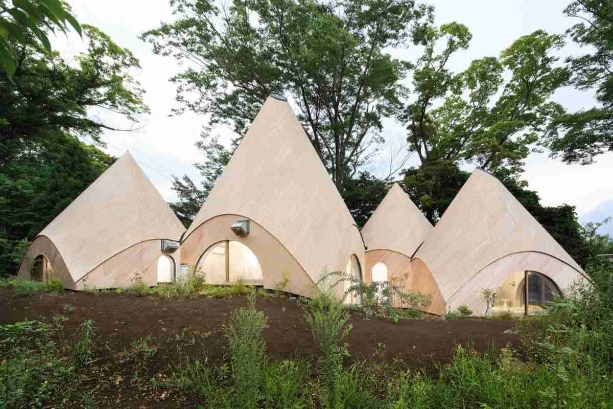 Cabana japonesa de 100 m² traz luxo para acampamento na floresta. Conheça!